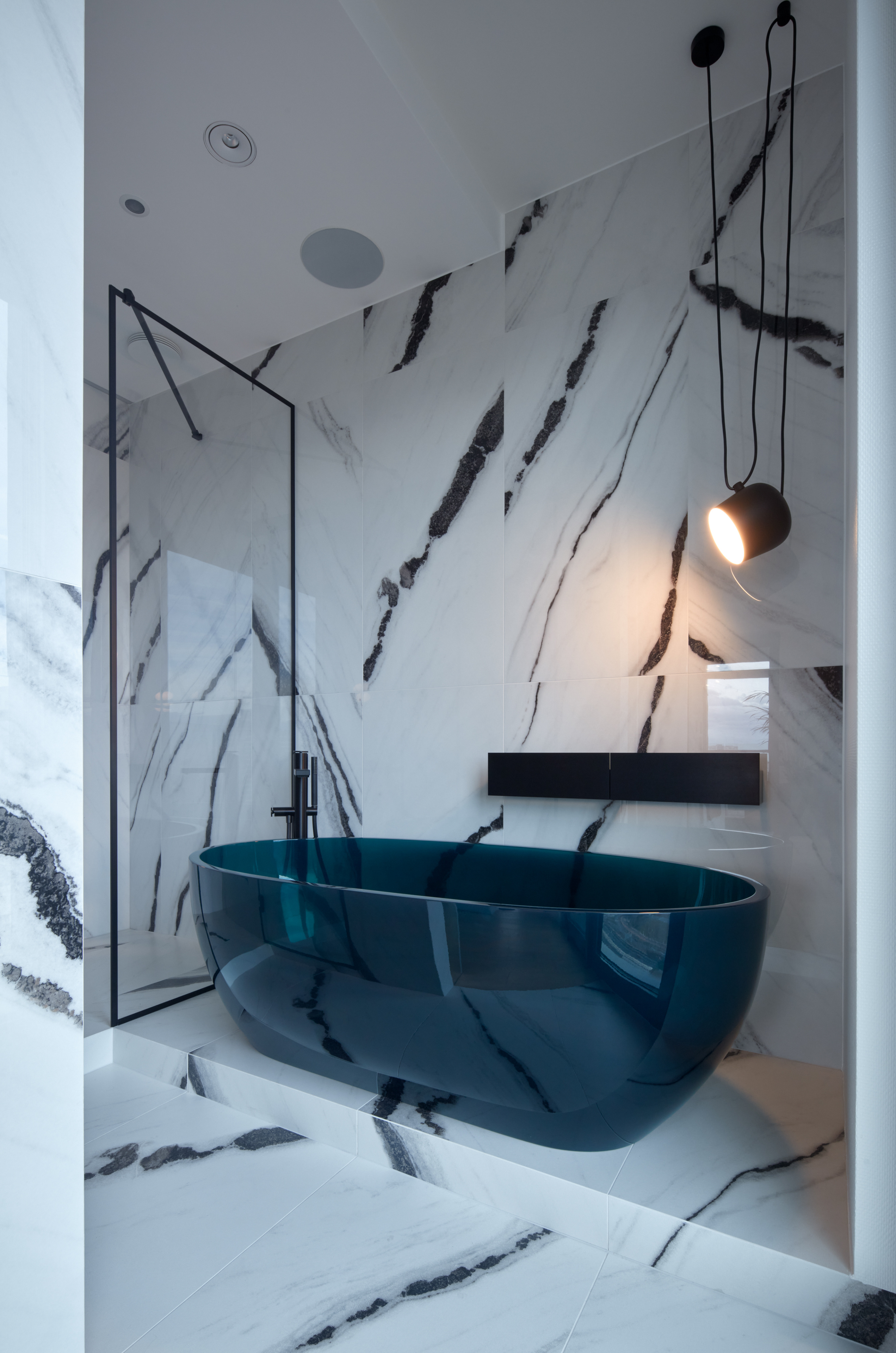 Wet zone with shower and bathtub