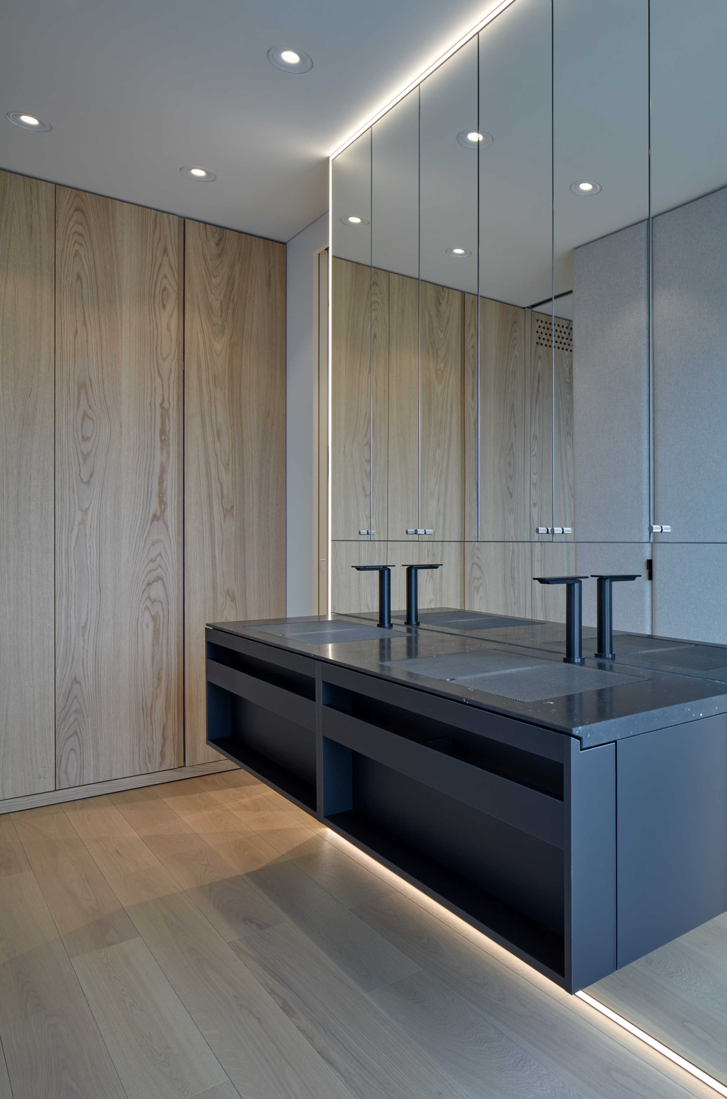Wet zone with shower and bathtub