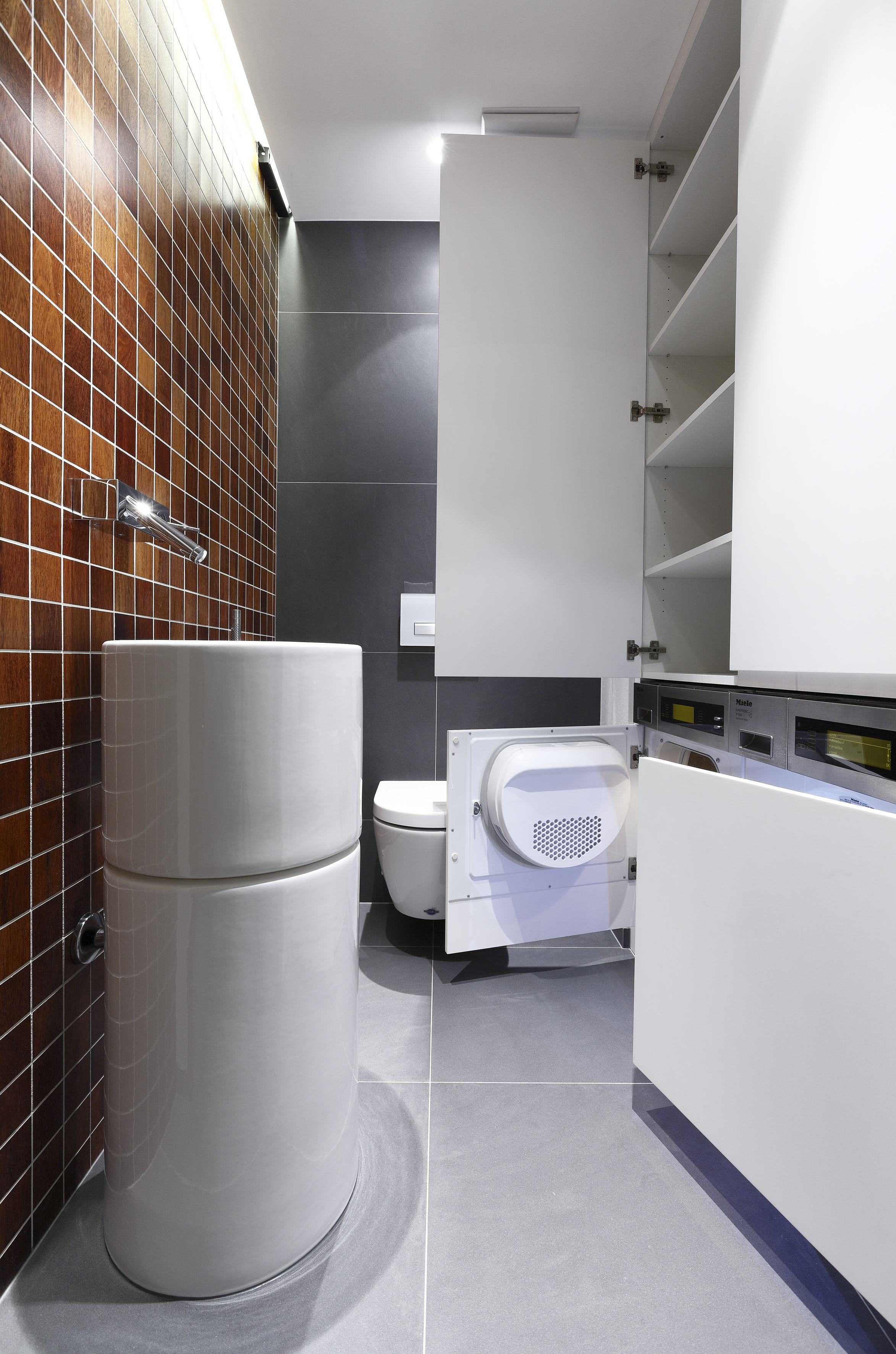 Wc so zabudovanou práčkou a sušičkou