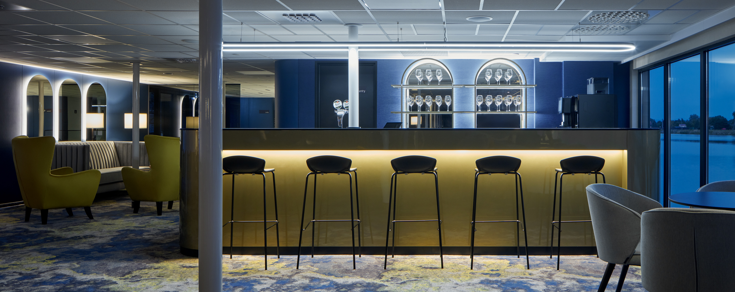 Kráľovský modrý lounge bar